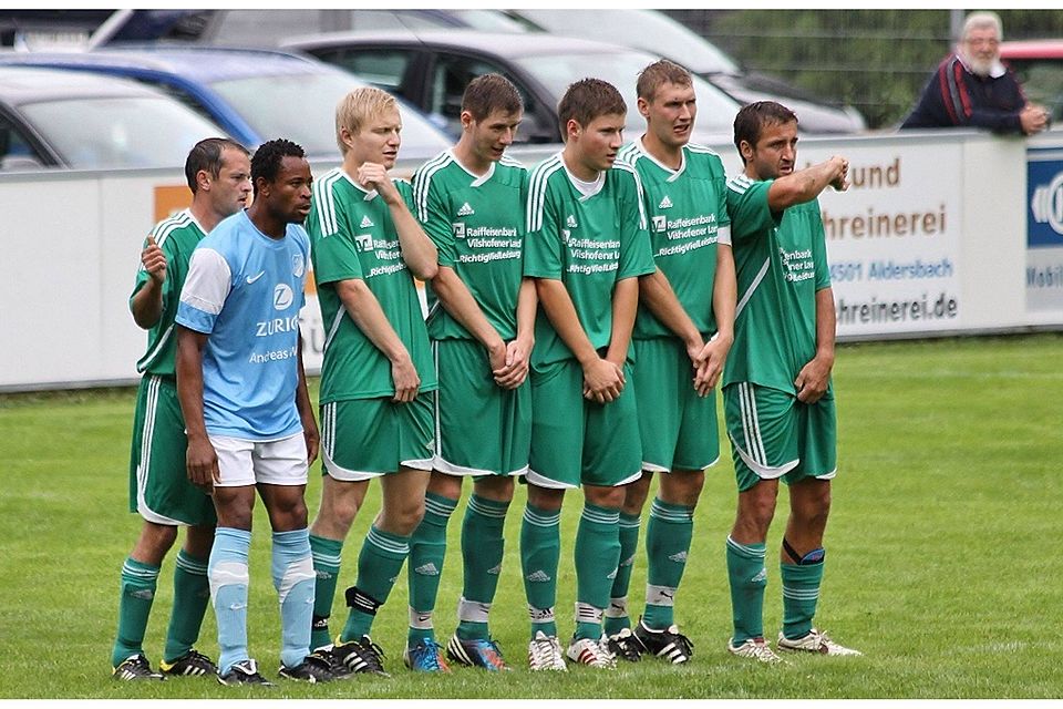 Bitter für den FC Aldersbach, der das Derby gegen den TSV Aidenbach (in blau) am grünen Tisch verloren hat F: Wagner
