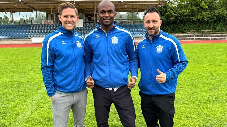 Toptransfer: Didier Nguelefack (M.) mit dem Sportlichen Leiter Denis Hartmann (l.) und Trainer Vincenzo Contento.