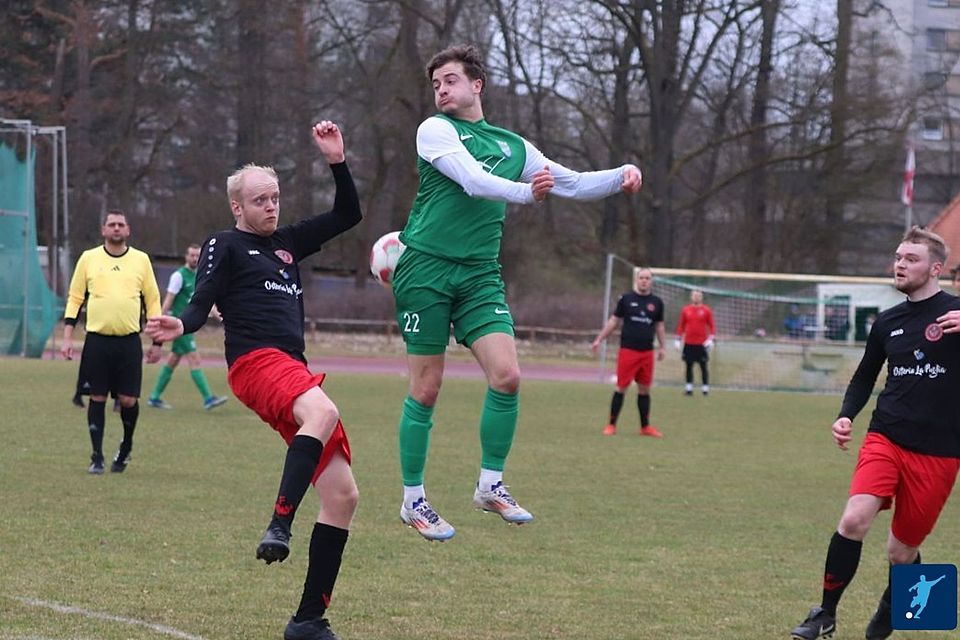 Teutoniaspieler Jakob Wartchow  (grün) in Aktion