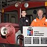 Glücksfee Finn und Turniersponsor Dr. Thomas Kittel machen es sich auf der historischen Lokomotive „Kleiner Helmut“ bequem.