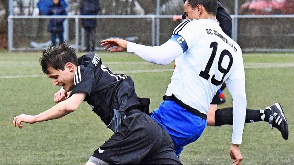 Feuerbachs Mittelfeldspieler Dominik Hug (vorne) fällt langfristig aus. Foto: Günter Bergmann