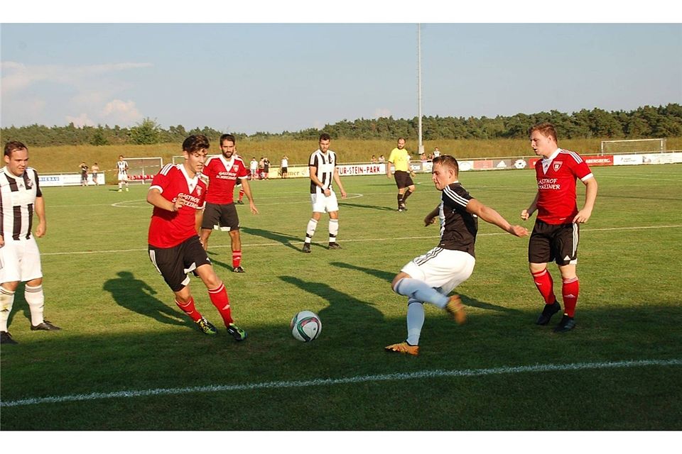 1:1 trennten sich der TSV Abensberg II und der SV Lengfeld (Lengfeld in roten Trikots).  Foto: Abeltshauser