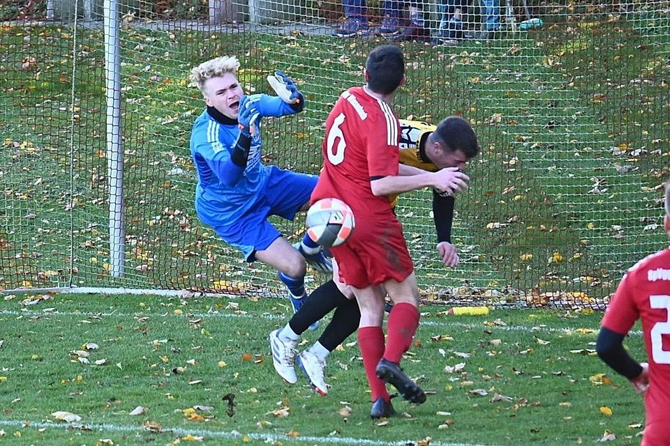Eine brenzlige Situation hatten die Wiesenbacher Fabian Rösch (6) und Keeper Luca Weiß im Heimspiel gegen den SV Neuburg zu überstehen.
