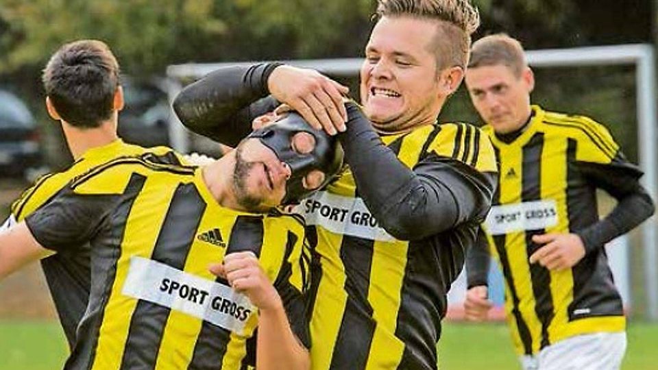 Doppeltorschütze Marcus Gläs (mit Maske) lässt sich für den Start der fulminanten Friedrichweiler Aufholjagd feiern - die Gastgeber drehten das Gipfeltreffen und Spitzenspiel trotz Rückstand zu ihren Gunsten. Foto: Jenal