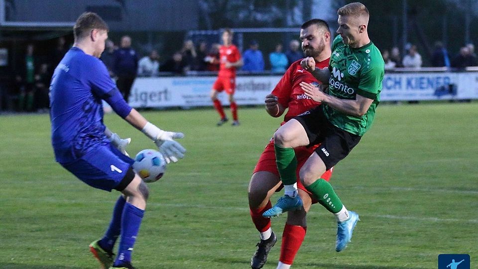 Die punktgleichen TSV Königstein (in Rot) und 1. FC Rieden (in Grün-Schwarz) sind die schärfsten Verfolger von Ligaprimus SV Raigering in der Kreisliga Süd.