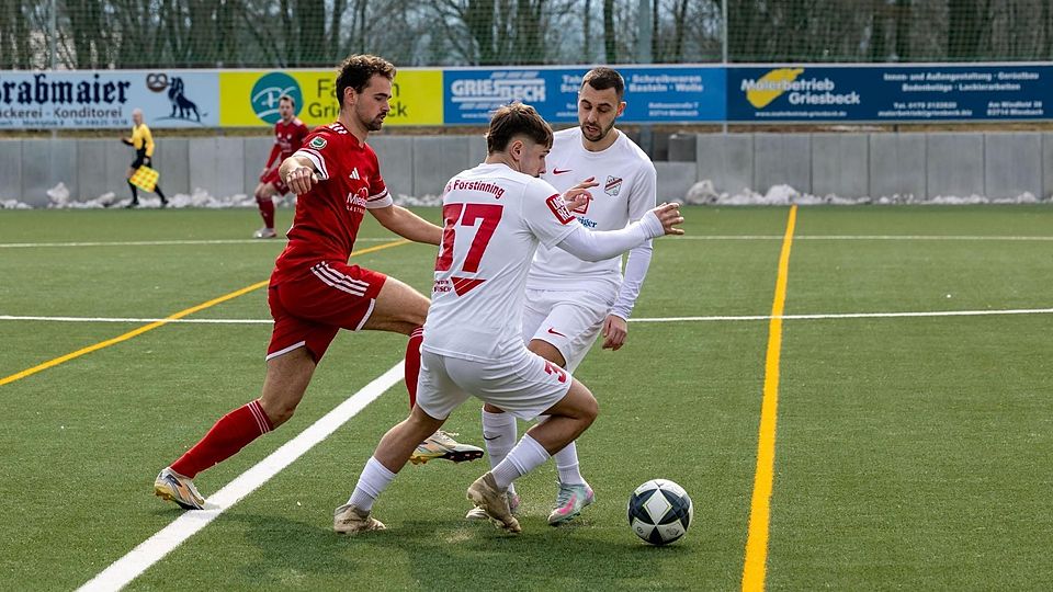 Nicht zu stoppen: Forstinnings Leo Gabelunke (Nr. 37) traf, beobachtet von Ante Basic, gleich dreimal, Benedikt Gerr (li.) und Miesbach hatten das Nachsehen.