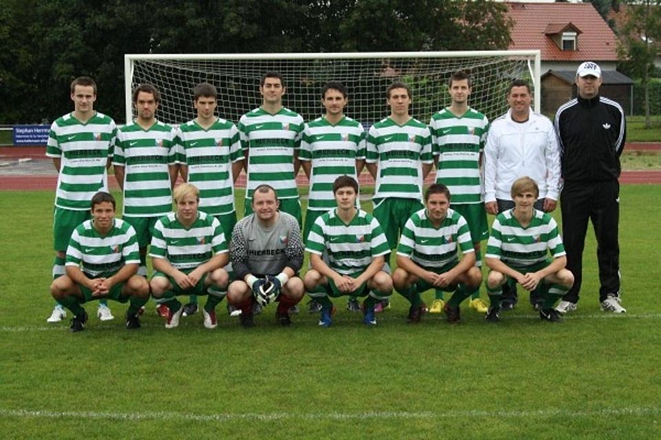 Die Mannschaft der DJK SV Altdorf mit Trainer Christian Kobl (erster, stehend von rechts) belegt derzeit Rang zwei in der Kreisklasse Landshut
