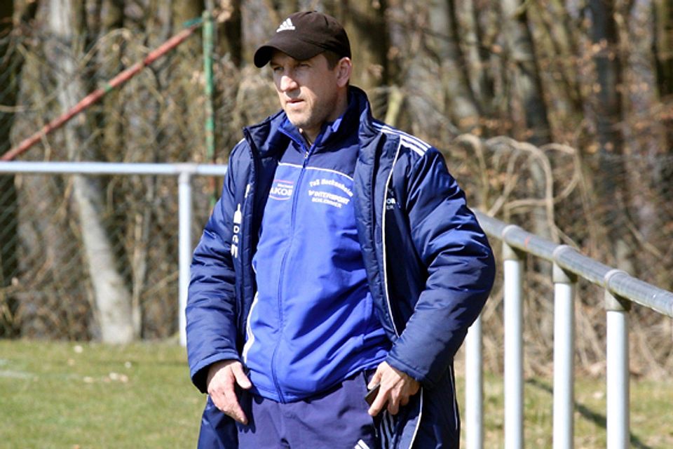 Holte mit seinem Team heute einen Punkt in Brücken: Hackenheims Coach Tino Häuser.   (Archivfoto: Mario Luge)