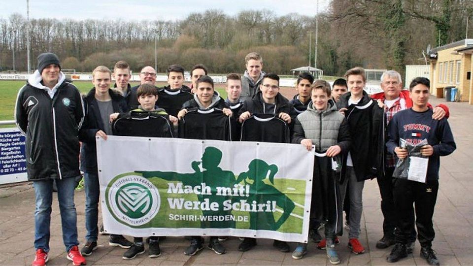 Die neuen Schiedsrichter: Mert-Celil Aslan, Danieal Heidari (beide SpVg Wesseling-Urfeld), Maik Philipp Cibura (Viktoria Gruhlwerk), Niklas Cem Inanli, David Margraff (beide SV Lövenich/Widdersdorf), Joshua Inden, Maximilian Reufels (beide BC Viktoria Glesch/Paffendorf), Serhat Kara (BC Stotzheim), Samir Qureshi (SC Brühl), Nick Wild (SSV Berzdorf), Tobias Wollny (VfR Stommeln). Foto: Kühlborn