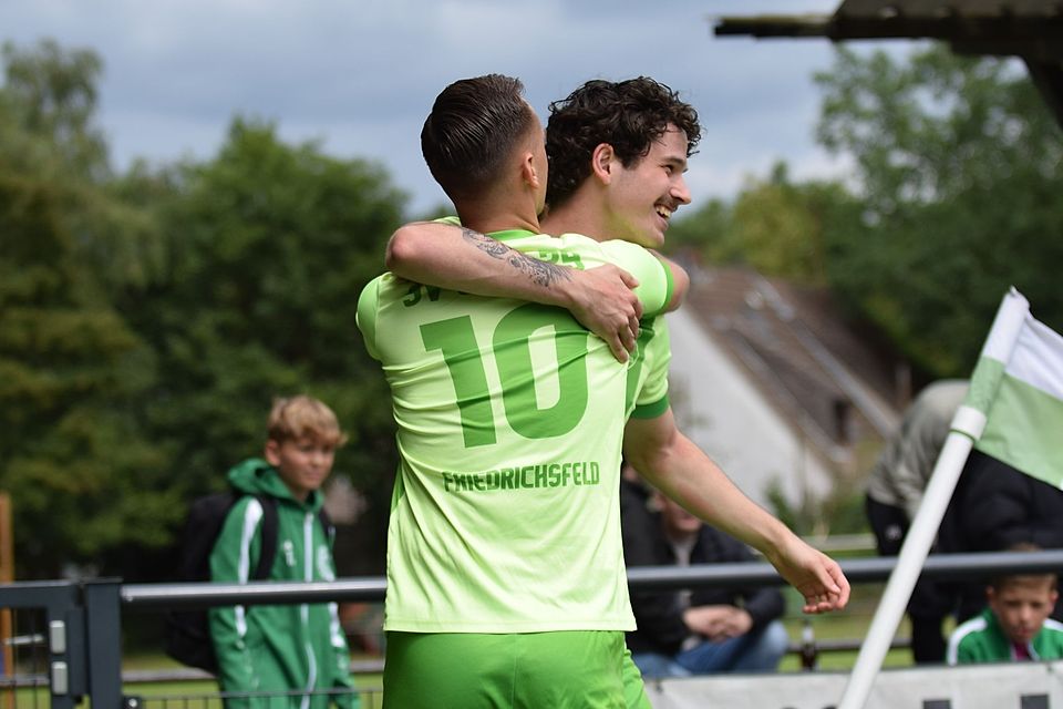 Gianluca Buhlmann feiert Rafael Buch für den frühen Führungstreffer. Gianluca Buhlmann feiert Rafael Buch für den frühen Führungstreffer.