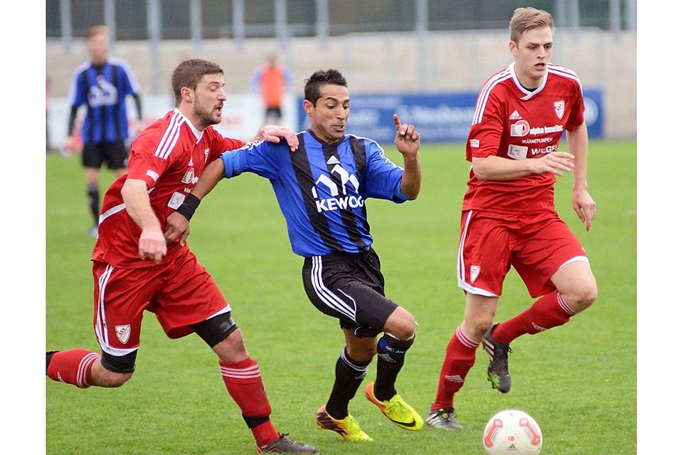 Akram Abdel-Haq (Mitte) beendet am Saisonende sein Engagement bei der SpVgg SV Weiden und sucht eine neue Herausforderung als Trainer. Foto: Dagmar Nachtigall