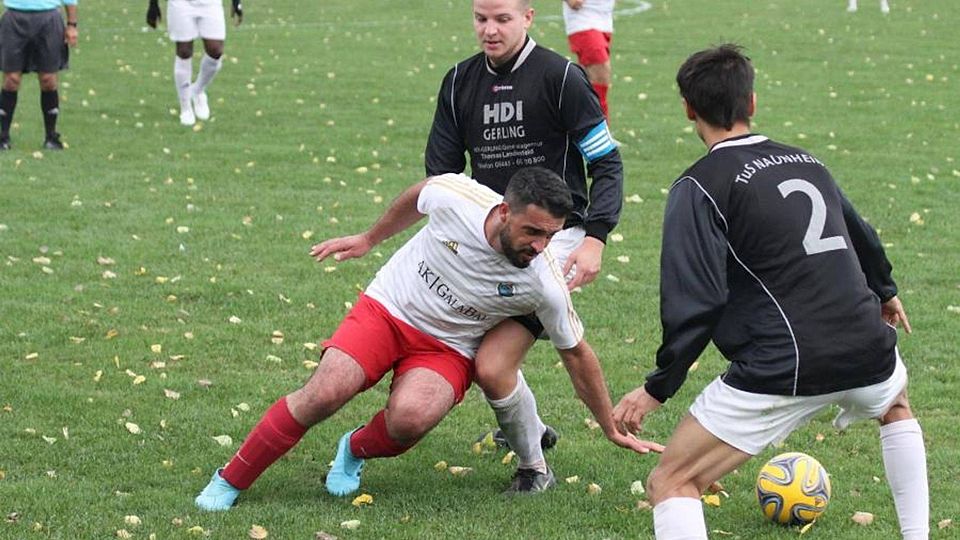 Die Naunheimer Samuel Mulch und Christos Chamarkis (r.) gegen Sahin Pomukci von Cermik Wetzlar (vorne). 	Foto: Tobias Ripl