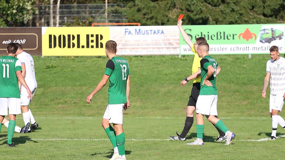 Schiedsrichter Simon Schwank (TSV Mindelheim) zückt Rot gegen BSK-Torwart Dennis Starowoit