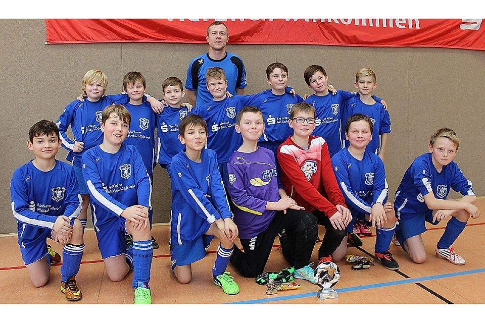 Hatten einen großen Turniertag: Die beiden Wriezener E-Jugendmannschaften mit ihrem Trainer Christian Wegner.   ©Picasa
