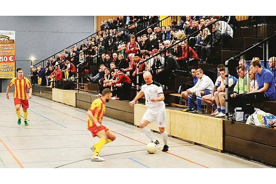 Zweikämpfe vor vollen Zuschauerrängen: Der TSV Ganderkesee um Sven Apostel (am Ball) verlor zwar sein erstes Spiel gegen den SV Baris (rot-gelbe Trikots) Guido Finke