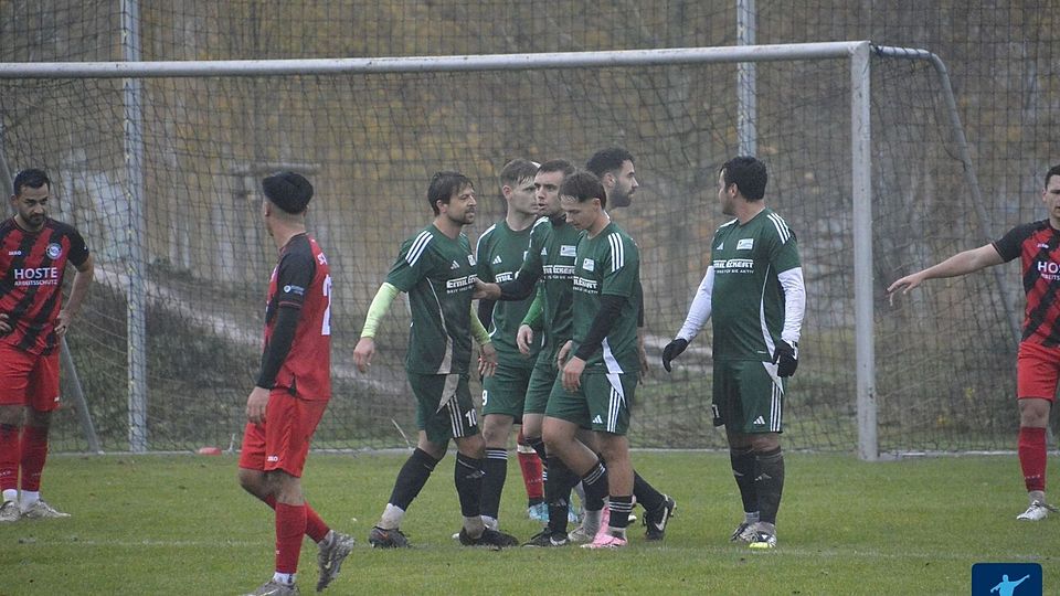 Im Spitzenspiel hatten die Reichartshausener (grün) mehr zu jubeln als die Siegelsbacher.