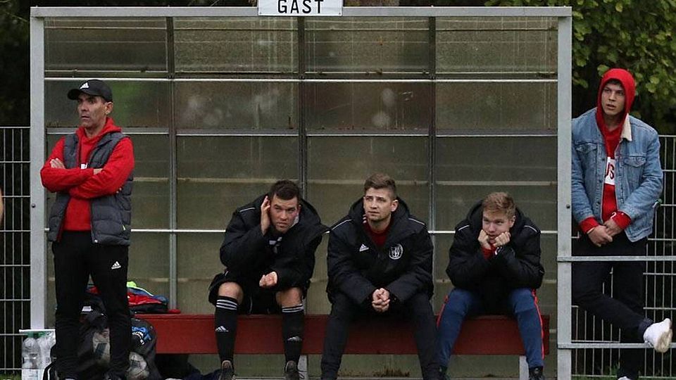 Bange Blicke: Der TuS Röllbach um Coach Albano Carneiro (li.) muss heftig um den Klassenerhalt in der Landesliga Nordwest zittern. 