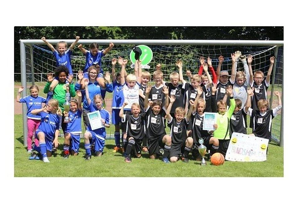 So sehen Sieger aus: Das Mädchenteam der Grundschule Harpstedt  und die Jungenmannschaft der Grundschule Hundsmühlen Ellen Kranz