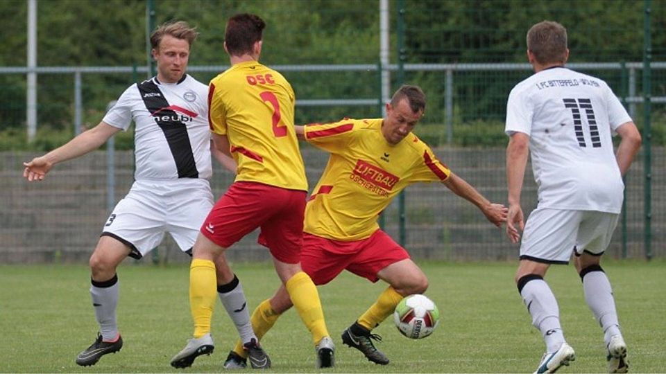 Ronny Rokitta (Bildmitte/ in rot-gelb) spielt wieder beim Oscherslebener SC.                            F: Kölbel