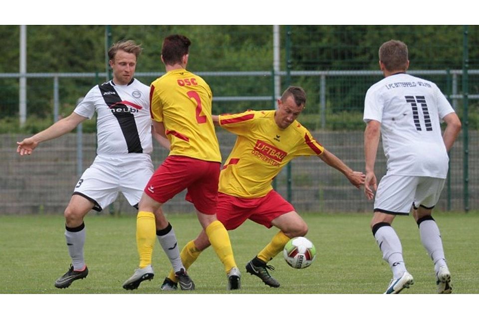 Ronny Rokitta (Bildmitte/ in rot-gelb) spielt wieder beim Oscherslebener SC.                            F: Kölbel