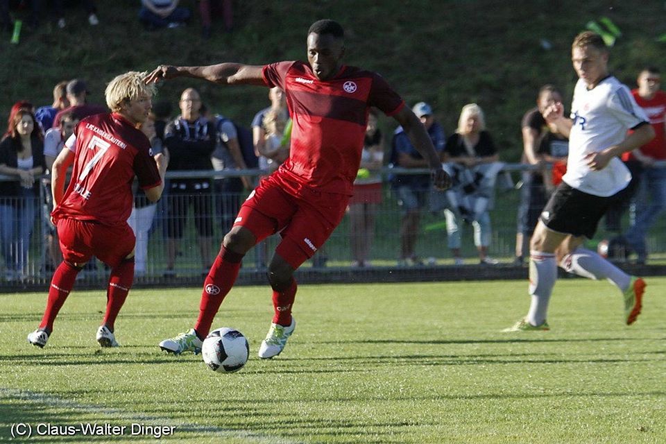 Nur ein paar Monate nach dem Gastspiel in Pfeddersheim führt es Stürmer Osyamen Osawe und den 1.FC Kaiserslautern erneut nach Rheinhessen. F: Dinger
