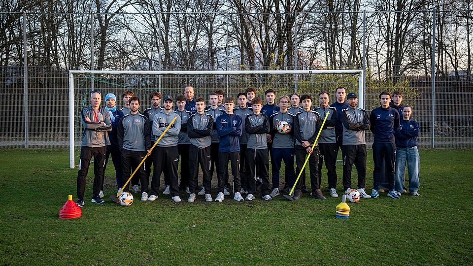 Auch die Spieler stehen hinter ihren Trainern. Theodor Hinrichs (hintere Reihe, achter von rechts) ist eines der Mitglieder, die sich zur Wehr setzen.