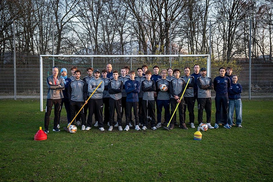 Auch die Spieler stehen hinter ihren Trainern. Theodor Hinrichs (hintere Reihe, achter von rechts) ist eines der Mitglieder, die sich zur Wehr setzen.