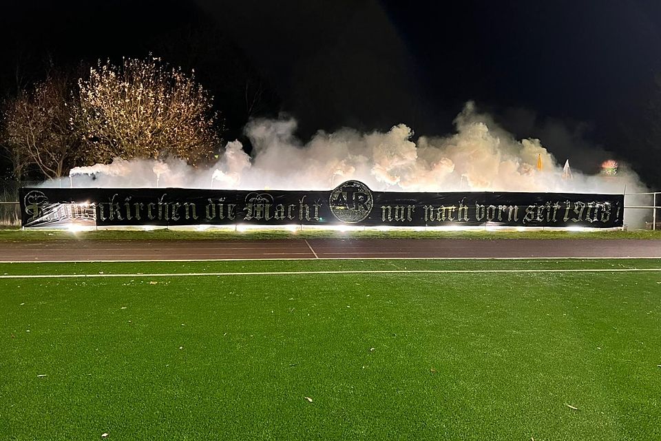 Die Rauch- und Lichtershow der Anhänger des AT Rodenkirchen waren nicht Stein des Anstoßes für den Spielabbruch.