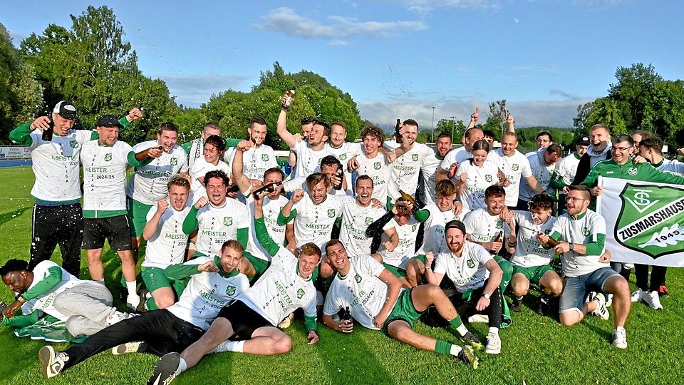 Zusmarshausen feiert die Kreisliga-Meisterschaft und den Aufstieg ausgelassen.