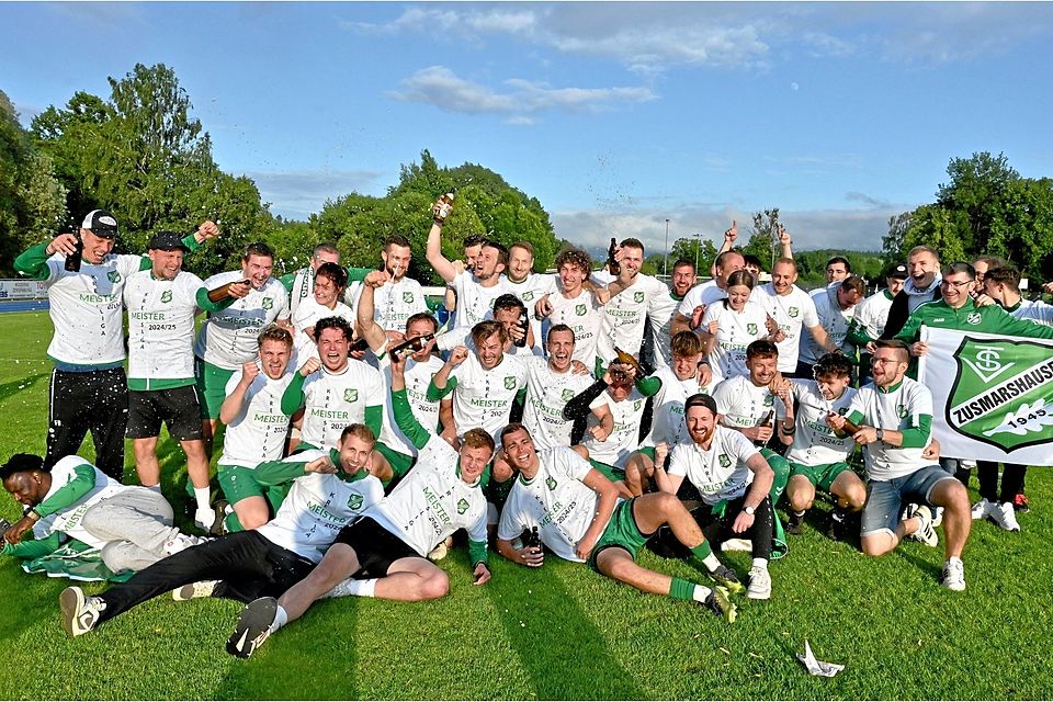 Zusmarshausen feiert die Kreisliga-Meisterschaft und den Aufstieg ausgelassen. Zusmarshausen feiert die Kreisliga-Meisterschaft und den Aufstieg ausgelassen.