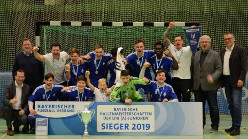 Starke Leistung: Die U19-Junioren bejubeln in Regensburg den Gewinn der Bayerischen Meisterschaft.  BFV