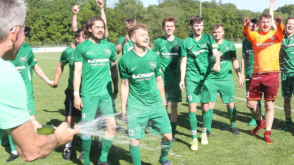 Schampusdusche: Gleich nach dem Schlusspfiff feierten die Jetzendorfer Fußballer ihr grandioses Meisterstück in der Bezirksliga Nord.