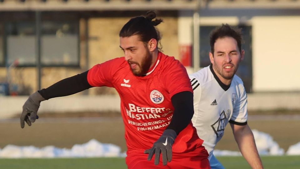 Er soll Raistings Offensivproblem beheben: Murat Ersoy (im roten Trikot) kehrt nach fünf Jahren beim Landesligisten Gilching zum SV Raisting zurück. Derzeit ist er aber verletzt.