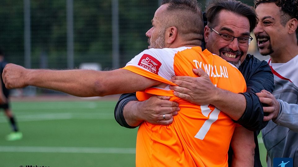 Viele(s) neu beim TV Wallau: Torhüter Houdaifa Lamsamri (rechts) und Trainer Alexander Kopp (Mitte) jubeln bei der Hofheimer Stadtmeisterschaft mit Spiridon Nakas, der gerade zuvor einen herrlichen Freistoßtreffer erzielt hatte.