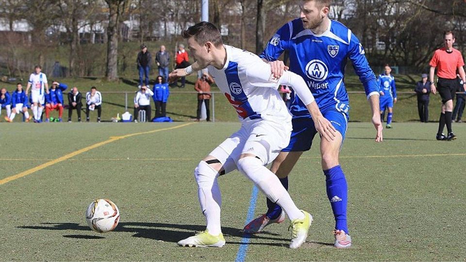 Markdorfs Michael Metzler (re.) geht mit vornehmer Zurückhaltung in diesen Zweikampf mit Radolfzells Torjäger Alexander Stricker. Sportclub-Fußball-Boss Gerhard Klank fordert von seinen Spielern nun vor dem Heimspiel gegen den Knackmuß-Club FC Furtwa Archivfoto: Karl-Heinz Bodon