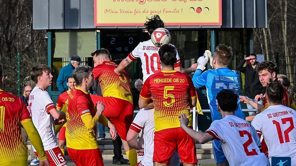 Mengede 08/20 setzte sich in einem intensiven Duell mit 5:0 gegen SC Weitmar durch und setzt seine makellose Rückrundenbilanz (3 Spiele, 9 Punkte) fort.