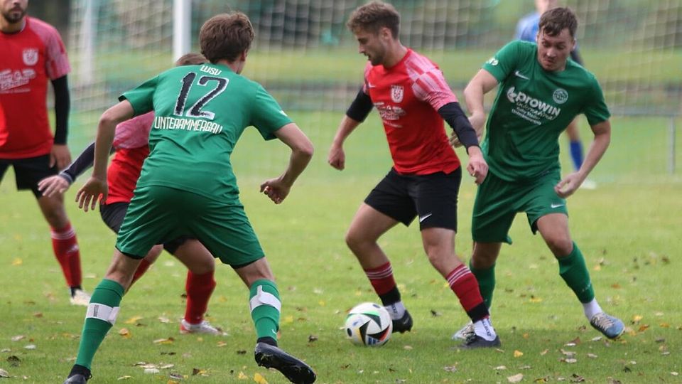 Auf verlorenem Posten: Peißenberg um Arjuna Autenrieth spielte Robin Reiter und den WSV Unterammergau phasenweise schwindelig. Die Spieler offenbarten teils eklatante Schwächen in der Defensivarbeit.
