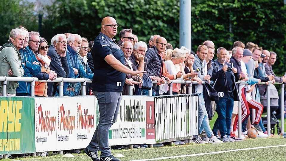 Trainer Roland Twyrdy und Fußball-Landesligist SC Melle – hier in einem früheren Spiel gegen den VfR Voxtrup – sind heute Abend im Bezirkspokal in Gesmold zu Gast.