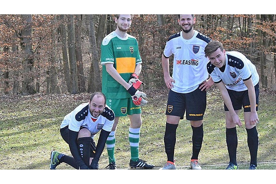 Vier Neuzugänge machen sich einsatzbereit für den TSV Neusäß: (von links) Gürkan Ars, Tobias Kastenhuber, Akif Dogan und Johannes Kiechl.  Foto: Oliver Reiser
