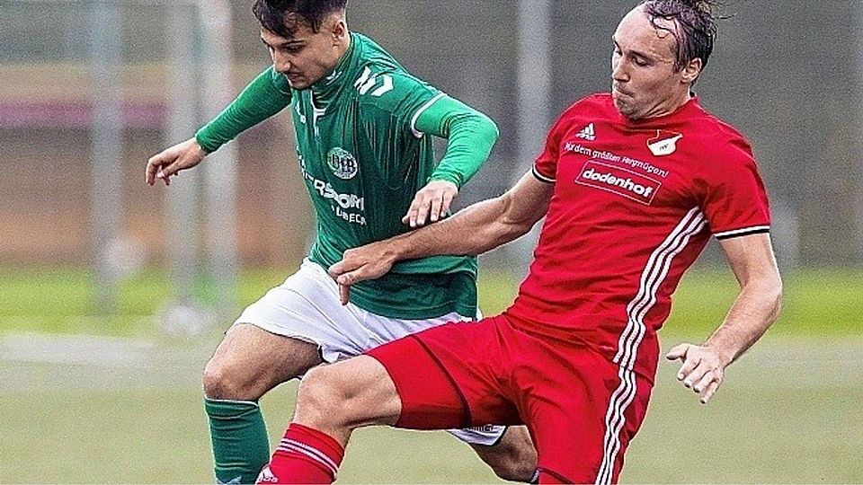 Mit einer Grätsche versucht Rehers Andreas Tank  (r.) den  Lübecker   3:2-Torschützen  Enes Dagli  zu stoppen. Foto: 54°/Schaffrath
