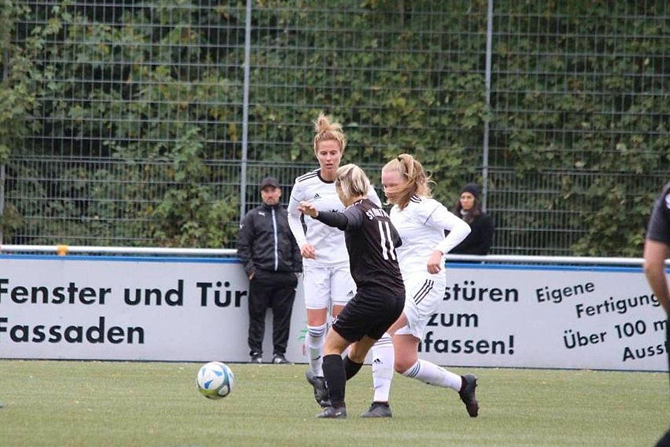 Die Frauen des SV Fortuna Freudenberg um Denise Käsler (links) müssen im Westfalenpokal in Dröschede antreten.