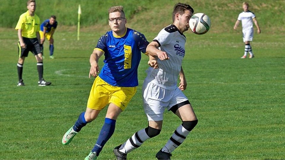 Die Kicker des SV Panitzsch/Borsdorf (blau-gelbe Spielkluft) unterlagen im Duell der derzeit besten Stadtklasse-Teams der SG Olympia 1896 Leipzig mit 0:1. F: Rossner