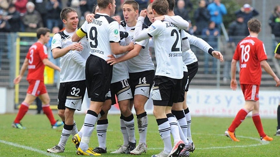 Der SVS bejubelt das 1:0 gegen Oberhausen. Von links: Nico Klotz, Frank Löning, Jan Fießer, Marcel Kondziora, Foto: sportsword
