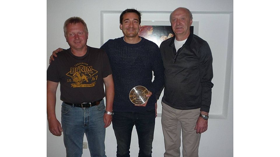 Abteilungsleiter Hans Schlosser (links) und Vorsitzender Albert Aschenbrenner (rechts) mit Jubilar Stefan Ries  Foto: aab