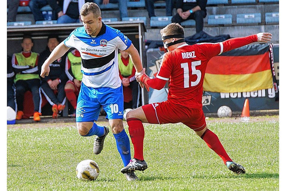 Umkämpft: Duell zwischen Marcel Hansen (TSB) und Anton Merz (TSV Kropp) beim 2:2 im Ligaspiel in Kropp. Foto: jaqueline röder