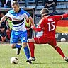 Umkämpft: Duell zwischen Marcel Hansen (TSB) und Anton Merz (TSV Kropp) beim 2:2 im Ligaspiel in Kropp. Foto: jaqueline röder