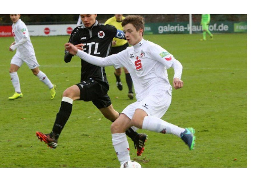 FC-Spieler Noah Katterbach (r.) tritt mit der U 17 in Dortmund an.