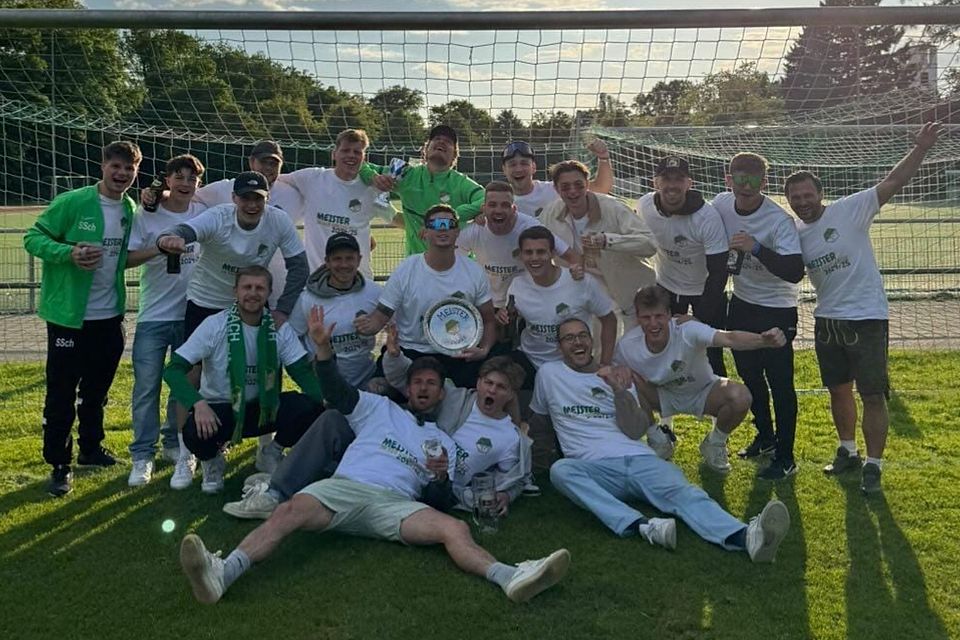 Mit der Meisterschale in den Händen: Dem TSV Moosach-Hartmannshofen gelingt die Meisterschaft in der Kreisklasse.