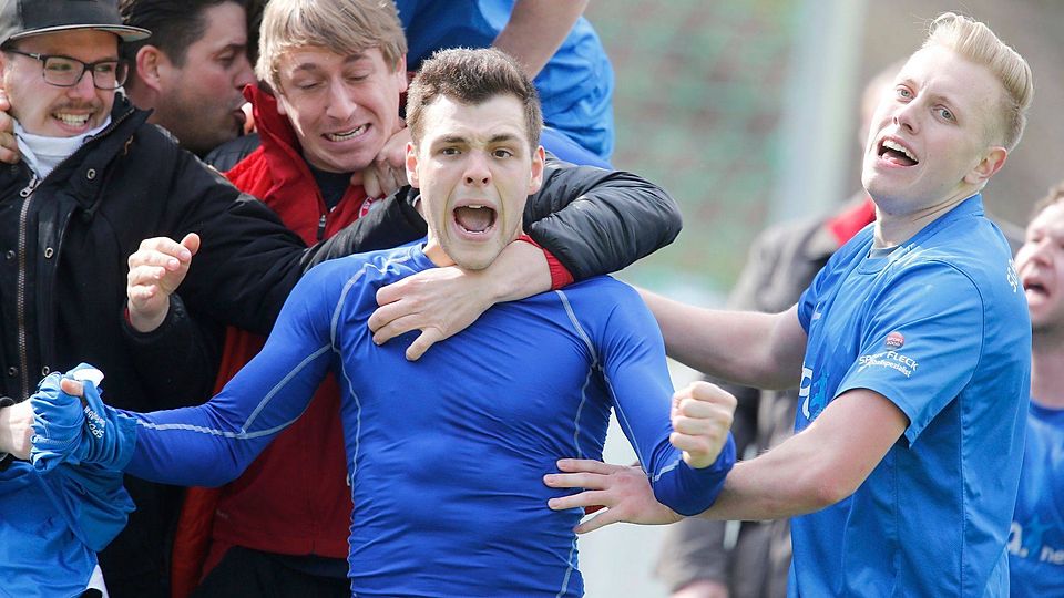 Freude pur: Lukas Hensel (Mitte) bejubelt mit Anhang und Mitspielern den 2:1-Siegtreffer gegen Mesopotamien.	Foto: rscp / René Vigneron