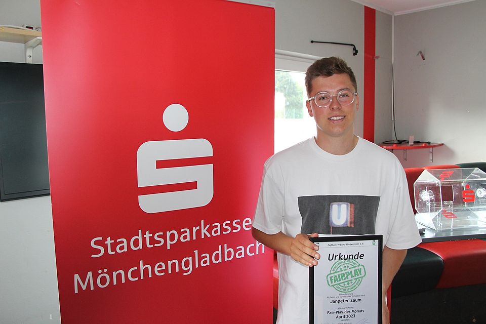 Janpeter Zaum mit der Auszeichnung des FVN für seine Fairplay-Aktion.